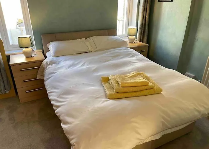 Lovely 2 Bedroom House Overlooking Park, Free Parking