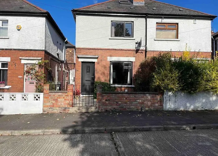 Lovely 2 Bedroom House Overlooking Park, Free Parking