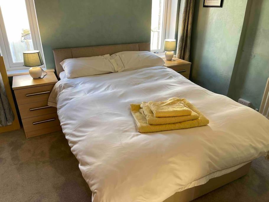 Ferienhaus Lovely 2 Bedroom House Overlooking Park, Free Parking Belfast