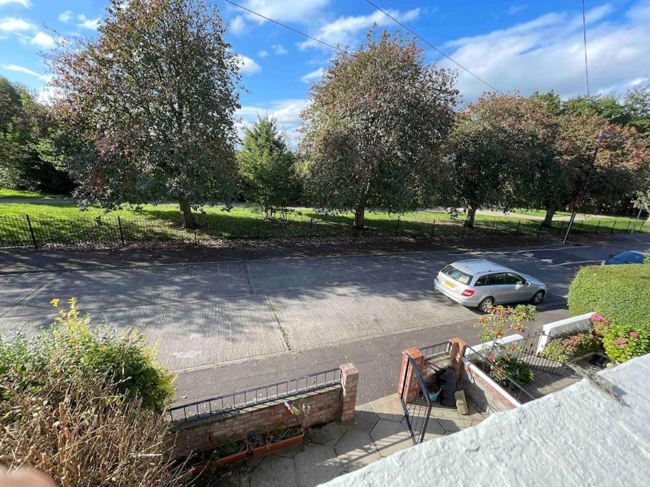 Lovely 2 Bedroom House Overlooking Park, Free Parking Ferienhaus