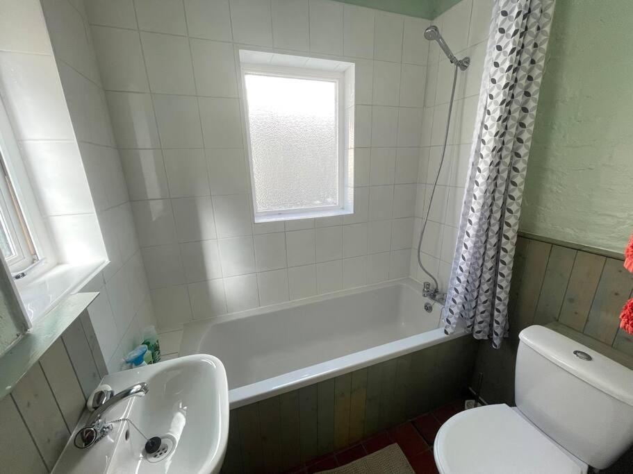 Ferienhaus Lovely 2 Bedroom House Overlooking Park, Free Parking