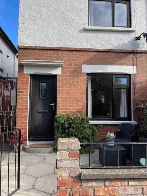 Lovely 2 Bedroom House Overlooking Park, Free Parking Ferienhaus Belfast